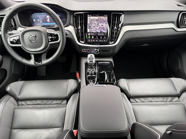 Volvo V60 2.0 T6 Plug-in hybrid AWD Plus Dark | Forest Lake | 360° Camera | Stoel en stuurverwarming | Trekhaak | Adaptieve cruise control | Harman/Kardon audio | BLIS dodehoekdetectie |