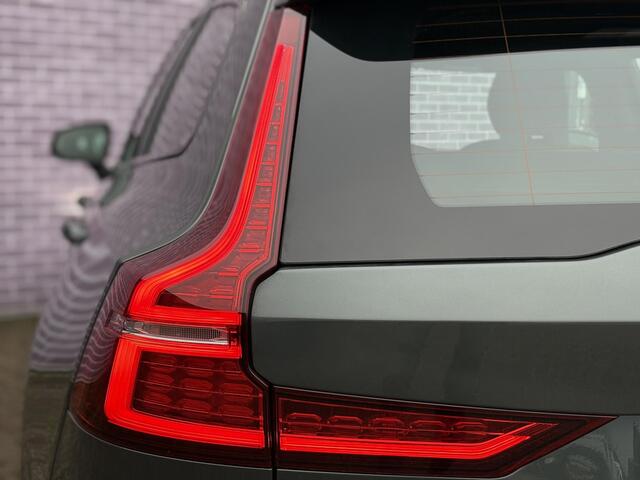 Volvo V60 2.0 T6 Plug-in hybrid AWD Plus Dark | Forest Lake | 360° Camera | Stoel en stuurverwarming | Trekhaak | Adaptieve cruise control | Harman/Kardon audio | BLIS dodehoekdetectie |