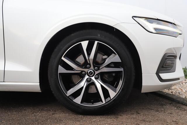 Volvo V60 2.0 B3 Core 163PK Automaat Metallic Wit Black Pack Navigatie Carplay Achteruitrijcamera 18 inch LMV