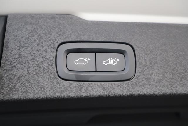 Volvo V60 2.0 B3 Core 163PK Automaat Metallic Wit Black Pack Navigatie Carplay Achteruitrijcamera 18 inch LMV