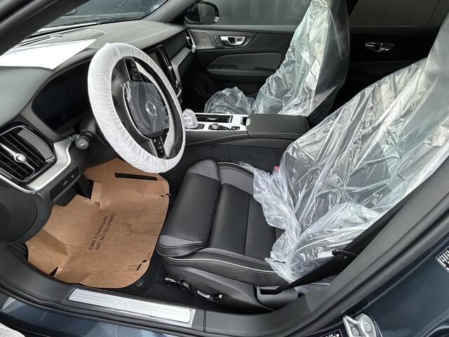 Volvo V60 2.0 T8 Plug-in hybrid AWD Plus Perform. Ed. Dark Pano dak / Head-up display / Visual park assist / Extra getint glas / 19"triplesp wielen / Nappa-open grit contourstoelen