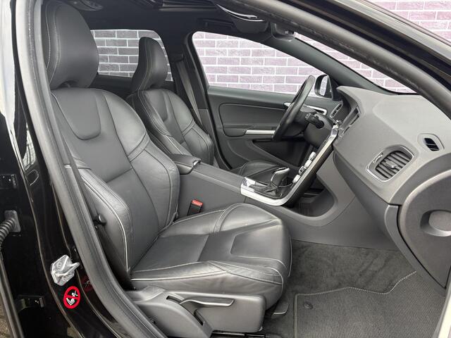 Volvo V60 2.0 T4 Business Sport | Trekhaak | Schuif/kantel dak| Standkachel | Keyless entry/start | DAB | Camera | Parkeersensoren V+A | Extra getint glas |