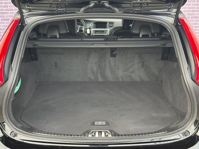 Volvo V60 2.0 T4 Business Sport | Trekhaak | Schuif/kantel dak| Standkachel | Keyless entry/start | DAB | Camera | Parkeersensoren V+A | Extra getint glas |