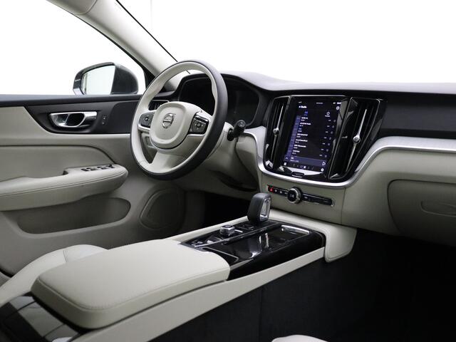 Volvo V60 T6 350pk AWD Essential Edition Bright / Voorraadkorting ¤8000,- / Blond leder / ACC / PDC V+A / Camera / Stoel/- en stuurverwarming / 19'' Velgen / Getint glas /