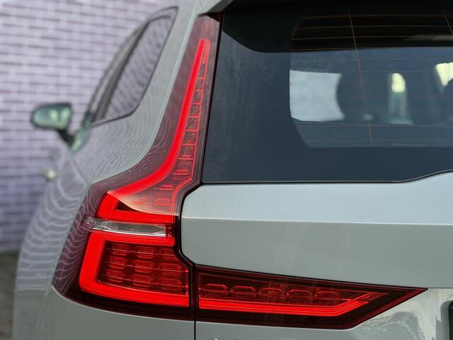 Volvo V60 2.0 T6 Plug-in hybrid AWD Plus Dark | 360° Camera | Stoel en stuurverwarming | Trekhaak | Adaptieve cruise control | Harman/Kardon audio | BLIS dodehoekdetectie |