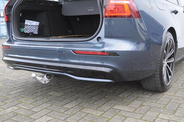 Volvo V60 T6 350PK Automaat AWD Plus Dark / Adaptive cruise control / Elektrische stoelen / Harman Kardon audio / Trekhaak / Pilot assist / BLIS / Stoel en stuur verwarming / Elektrische achterklep / Parkeersensoren met 360 camera / Google infotainment