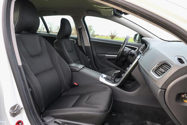 Volvo V60 1.5 T3 Kinetic ? Stuurverwarming ? Trekhaak ? Camera