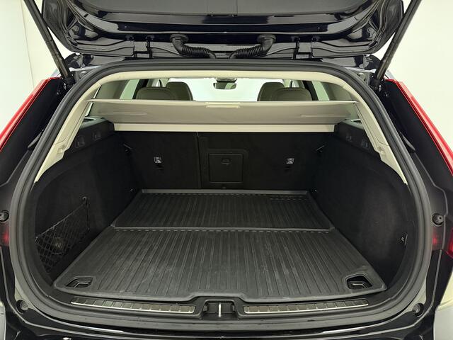 Volvo V60 B4 Automaat Plus Dark / Standkachel / Stoel/- stuurverwarming / Keyles entry / Trekhaak / Camera /