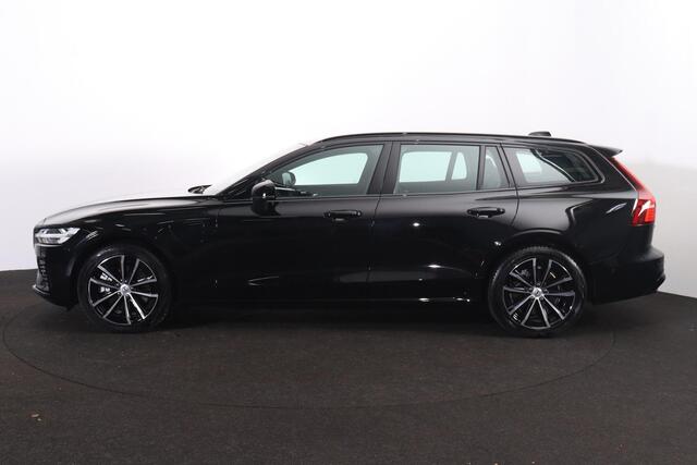 Volvo V60 T6 Recharge AWD Plus Dark - IntelliSafe Assist & Surround - 360º Camera - Harman/Kardon audio - Verwarmde voorstoelen, stuur & achterbank - Parkeersensoren voor & achter - Elektr. bedienb. voorstoelen met geheugen - Elektr. inklapbare trekhaak - 18' LMV
