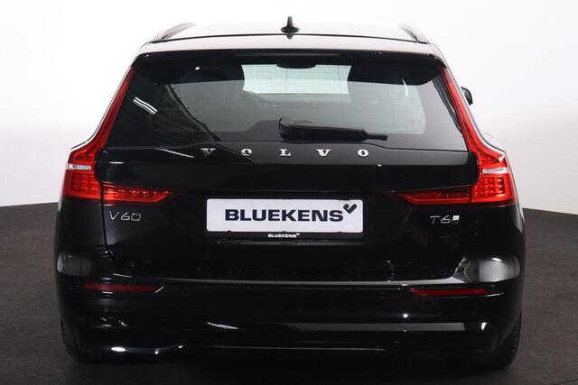 Volvo V60 T6 Recharge AWD Plus Dark - IntelliSafe Assist & Surround - 360º Camera - Harman/Kardon audio - Verwarmde voorstoelen, stuur & achterbank - Parkeersensoren voor & achter - Elektr. bedienb. voorstoelen met geheugen - Elektr. inklapbare trekhaak - 18' LMV