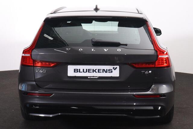 Volvo V60 T6 Recharge AWD Plus Dark - IntelliSafe Assist & Surround - 360º Camera - Harman/Kardon audio - Verwarmde voorstoelen, stuur & achterbank - Parkeersensoren voor & achter - Elektr. bedienb. voorstoelen met geheugen - Elektr. inklapbare trekhaak - 18' LMV