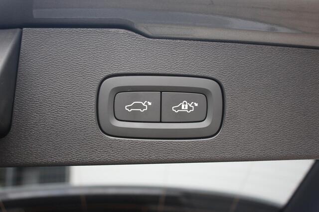 Volvo V60 B3 Momentum - Leder - IntelliSafe Surround - Elektr. bedienb. voorstoelen - Parkeercamera achter - Verwarmde voorstoelen - Extra getint glas - Parkeersensoren voor & achter - Adaptieve LED koplampen -