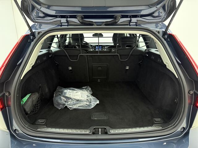 Volvo V60 T6 350pk AWD Essential Bright / Stoel + Stuurw. Verwarming / PDC + Camera / El. Trekhaak / 18'' / Achterb. Verwarming / Google / DAB / Metallic Lak /