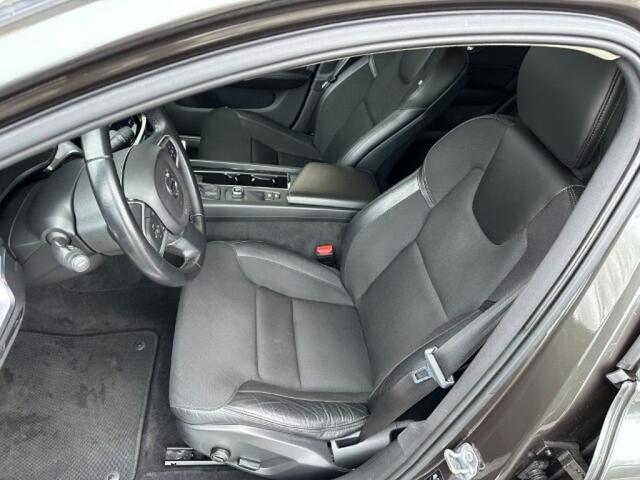 Volvo V60 2.0 T5 MOMENTUM. TREKHAAK. ALL. IN.