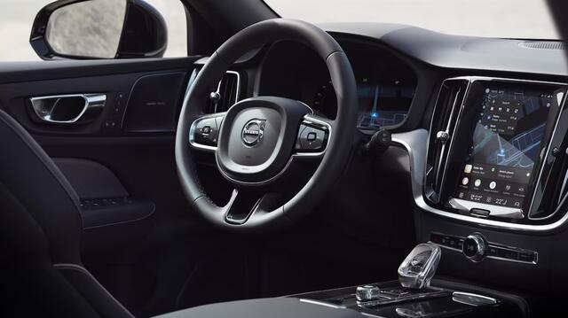 Volvo V60 T6 Plug-in hybrid AWD Plus Dark | Schuif-/kanteldak | Extra getint glas achter | 19" 5-triplespaaks Glossy Black Diamond Cut