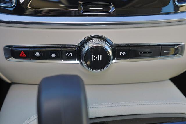 Volvo V60 T6 Recharge AWD Core - IntelliSafe Assist & Surround - 360º Camera - Harman/Kardon audio - Adaptieve LED koplampen - Verwarmde voorstoelen, stuur & achterbank - Parkeersensoren voor & achter - Elektr. bedienb. voorstoelen met geheugen - 19' LMV