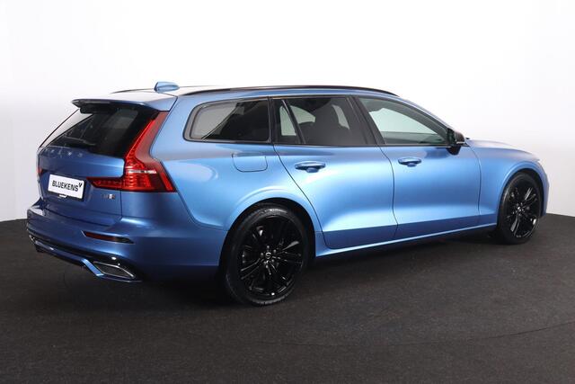 Volvo V60 T8 Recharge AWD R-Design - IntelliSafe Assist & Surround - Adaptieve LED koplampen - Parkeercamera achter - Verwarmde voorstoelen, stuur & achterbank - Parkeersensoren voor & achter - Elektr. bedienb. bestuurdersstoel met geheugen - Drive modes - Apple Ca