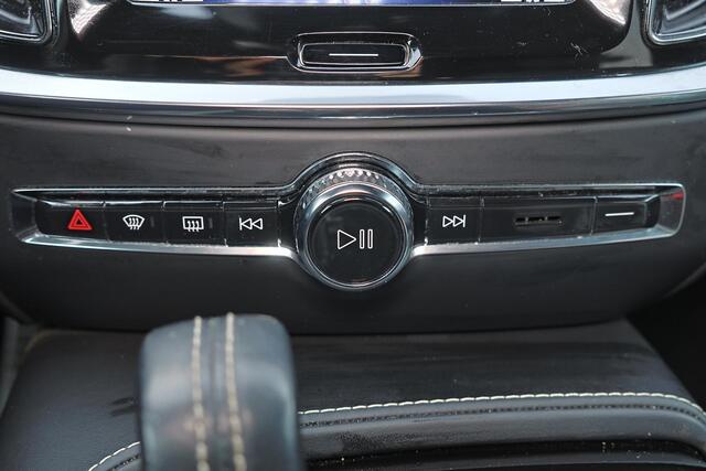 Volvo V60 T8 Recharge AWD R-Design - IntelliSafe Assist & Surround - Adaptieve LED koplampen - Parkeercamera achter - Verwarmde voorstoelen, stuur & achterbank - Parkeersensoren voor & achter - Elektr. bedienb. bestuurdersstoel met geheugen - Drive modes - Apple Ca