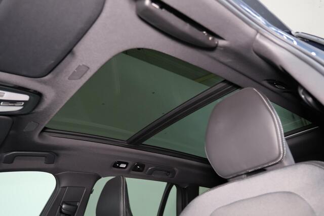 Volvo V60 T6 Recharge AWD Plus Dark Black Edition - Panorama/schuifdak - IntelliSafe Assist & Surround - Parkeercamera achter - Verwarmde voorstoelen, stuur & achterbank - Parkeersensoren voor & achter - Elektr. bedienb. voorstoelen met geheugen - Elektr. inklapbar