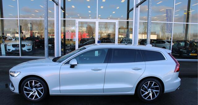 Volvo V60 T4 Automaat Momentum Pro | Trekhaak | Schuif/kanteldak | Verw. Voorstoelen | Getint glas | 18" LMV