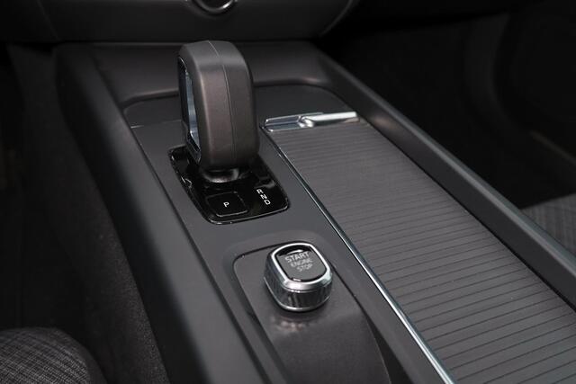 Volvo V60 B3 Essential Edition - Parkeercamera achter - Parkeersensoren voor & achter - Draadloze tel. lader - High Performance audio - Cruise control - Elektr. inklapbare trekhaak - 17' LMV