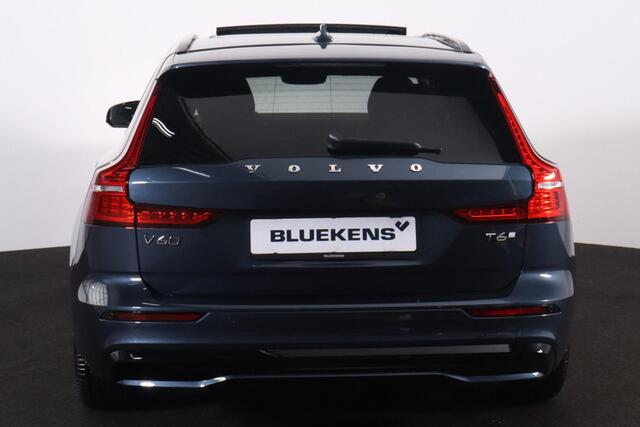 Volvo V60 T6 Recharge AWD Ultra Dark - Panorama/schuifdak - IntelliSafe Assist & Surround - Harman/Kardon audio - Parkeercamera achter - Verwarmde voorstoelen, stuur & achterbank - Parkeersensoren voor & achter - Elektr. bedienb. voorstoelen met geheugen - Extra ge