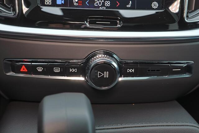 Volvo V60 T6 Recharge AWD Ultra Dark - Panorama/schuifdak - IntelliSafe Assist & Surround - Harman/Kardon audio - Parkeercamera achter - Verwarmde voorstoelen, stuur & achterbank - Parkeersensoren voor & achter - Elektr. bedienb. voorstoelen met geheugen - Extra ge