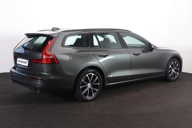 Volvo V60 B3 Momentum Advantage - IntelliSafe Assist - Parkeercamera achter - Parkeersensoren voor & achter - Draadloze tel. lader - High Performance audio - 17' LMV