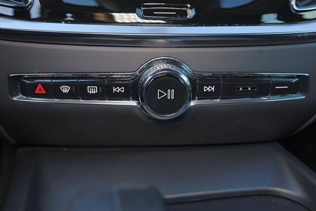 Volvo V60 B3 Momentum Advantage - IntelliSafe Assist - Parkeercamera achter - Parkeersensoren voor & achter - Draadloze tel. lader - High Performance audio - 17' LMV