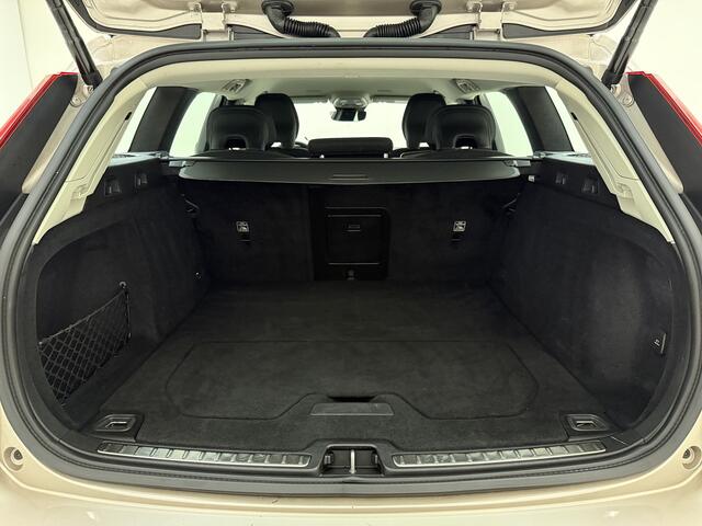 Volvo V60 B3 177pk Core / 19'' / BLIS / Trekhaak / Keyles entry / Elektrische achterklep / Google-systeem /
