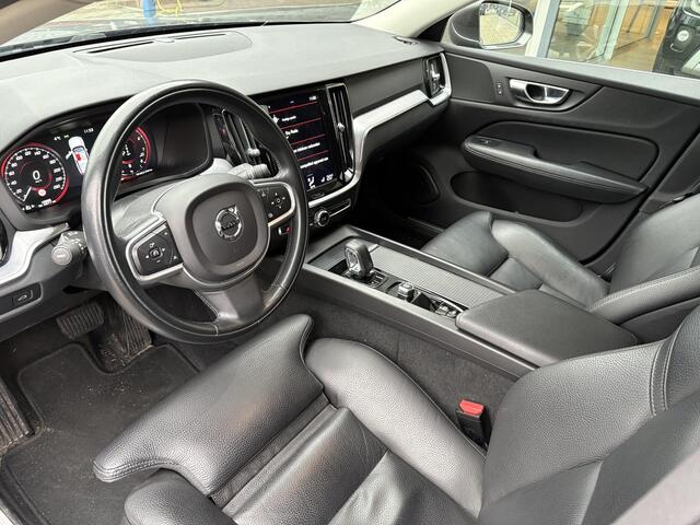 Volvo V60 2.0 B4 Momentum Business 197pk | Elek. Wegklapbare Trekhaak | Leder | Adaptive cruise control | Stoel- & Stuurverwarming | Elektrische lendesteunverstelling