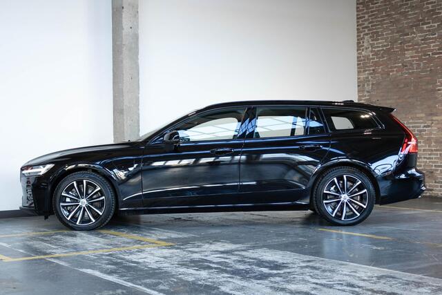 Volvo V60 T6 Plug-in hybrid AWD Plus Dark | Stoelverwarming | 360° parkeercamera | Stoelverwarming | Semi-Electrische wegklapbare trekhaak | Parkeersensoren voor + achter | Google infotainment | Nappa Lederenbekleding