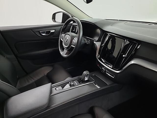 Volvo V60 2.0 B3 Momentum Business | Stoel en stuurverwarming | Camera | Parkeersensoren V+A | Apple carplay/Android auto | Adaptief | Pilot Assist | Extra getint glas | Leder |