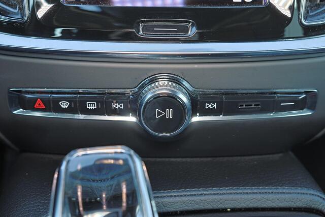 Volvo V60 T6 Recharge AWD Inscription - IntelliSafe Assist - Parkeercamera achter - Parkeersensoren voor & achter - Elektr. bedienb. bestuurdersstoel met geheugen - High Performance audio - 18' LMV