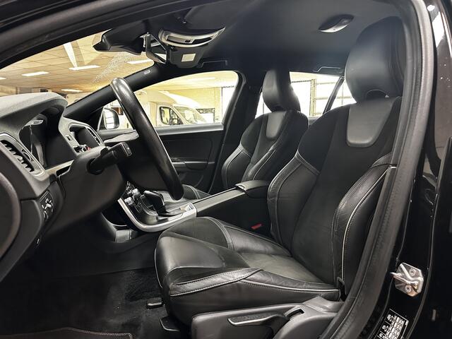 Volvo V60 1.5 T3 R-Design/ Automaat!/ Trekhaak!/ Zwarte Hemel/ 18''LMV/ Stoelverw./ Clima/ Navi/ Cruise/ Bluetooth/ Multi.LEDER.Stuur/ Elek.Pakket/ Isofix/ PDC Achter.