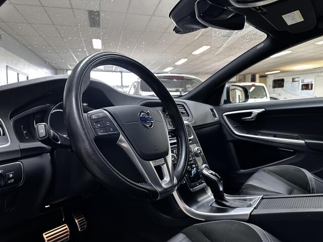 Volvo V60 1.5 T3 R-Design/ Automaat!/ Trekhaak!/ Zwarte Hemel/ 18''LMV/ Stoelverw./ Clima/ Navi/ Cruise/ Bluetooth/ Multi.LEDER.Stuur/ Elek.Pakket/ Isofix/ PDC Achter.