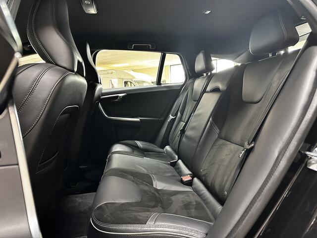 Volvo V60 1.5 T3 R-Design/ Automaat!/ Trekhaak!/ Zwarte Hemel/ 18''LMV/ Stoelverw./ Clima/ Navi/ Cruise/ Bluetooth/ Multi.LEDER.Stuur/ Elek.Pakket/ Isofix/ PDC Achter.