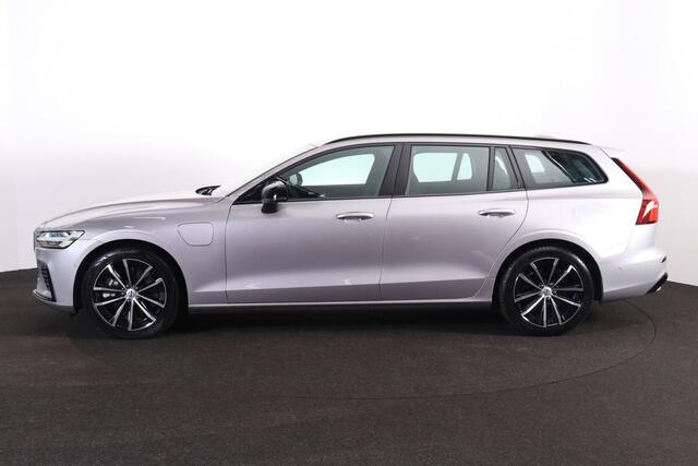 Volvo V60 T6 Recharge AWD Plus Dark - IntelliSafe Assist & Surround - 360º Camera - Harman/Kardon audio - Verwarmde voorstoelen, stuur & achterbank - Parkeersensoren voor & achter - Elektr. bedienb. voorstoelen met geheugen - Elektr. inklapbare trekhaak - 18' LMV