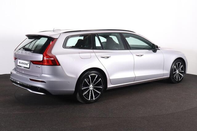 Volvo V60 T6 Recharge AWD Plus Dark - IntelliSafe Assist & Surround - 360º Camera - Harman/Kardon audio - Verwarmde voorstoelen, stuur & achterbank - Parkeersensoren voor & achter - Elektr. bedienb. voorstoelen met geheugen - Elektr. inklapbare trekhaak - 18' LMV