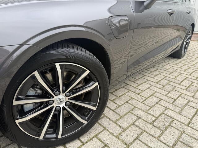 Volvo V60 2.0 T6 Plug-in hybrid AWD Plus Dark l Verwarmbare Voorruit l Trekhaak l 360 camera l