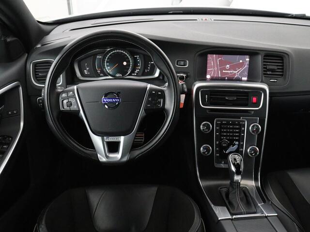 Volvo V60 2.0 T4 Sport | Adaptive cruise | Stoelverwarming | Camera | Trekhaak | Leder/Alcantara | Bi-Xenon | Sportstoelen | Climate control | R Design