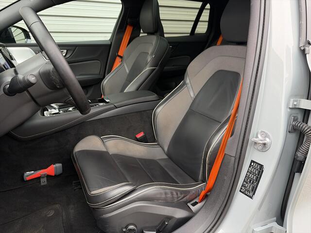 Volvo V60 2.0 T8 Plug-in hybrid AWD Plus Dark / Speciale samenstelling / 19" Velgen Black / B&W audio / Exterieur Styling Kit /