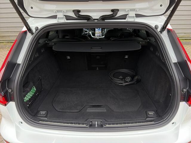 Volvo V60 T6 Plug-in hybrid AWD Plus Dark / I Love Sweden uitvoering / Exterieur Styling kit / 19" Velgen / Sport stoelen /