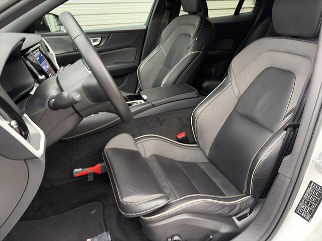 Volvo V60 T6 Plug-in hybrid AWD Plus Dark / I Love Sweden uitvoering / Exterieur Styling kit / 19" Velgen / Sport stoelen /