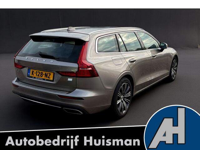 Volvo V60 2.0 T6 AWD 250kW/340pk Aut8 Twin Engine Inscription PANORMADAK + HARMAN/KARDON + NAVI SENSUS + ADAPT.CRUISE + PILOT ASSIST + BLIS + STOEL-&STUURVERWARMING + 360 CAMERA + EL.TREKHAAK + HEAD-UP DISPLAY + PARKSENSOREN V&A + 19" LM-VELGEN!!