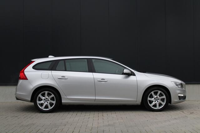 Volvo V60 1.5 T3 Polar+ Dynamic - Leder - Stoelverwarming - Trekhaak - Navi - PDC - On Call - Xenon - Rijklaar
