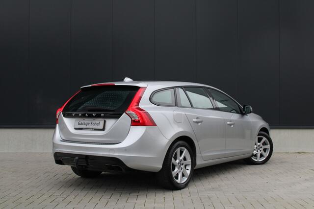 Volvo V60 1.5 T3 Polar+ Dynamic - Leder - Stoelverwarming - Trekhaak - Navi - PDC - On Call - Xenon - Rijklaar