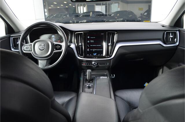 Volvo V60 2.0 B3 Momentum Vol Leer | Camera | Stoel en stuurverw. | Trekhaak 1800kg Carplay | Dealer onderhouden |