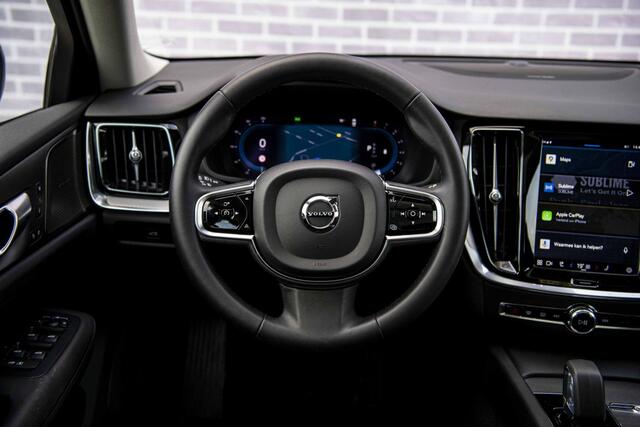 Volvo V60 2.0 B3 Plus Dark | Trekhaak | Panoramadak | 360 Camera | Harman/Kardon | Standkachel | All-Season Banden | Stoelverwarming voor en achter | Stuurverwarming | Power Seats |