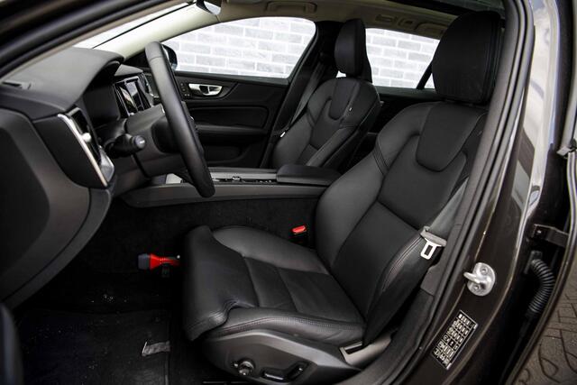 Volvo V60 2.0 B3 Plus Dark | Trekhaak | Panoramadak | 360 Camera | Harman/Kardon | Standkachel | All-Season Banden | Stoelverwarming voor en achter | Stuurverwarming | Power Seats |